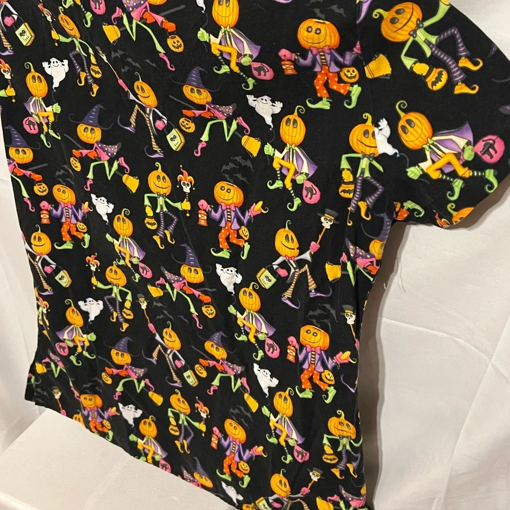 Sz M Halloween Ghost Pumpkin Trick or Treaters scrub top - Picture 10 of 12